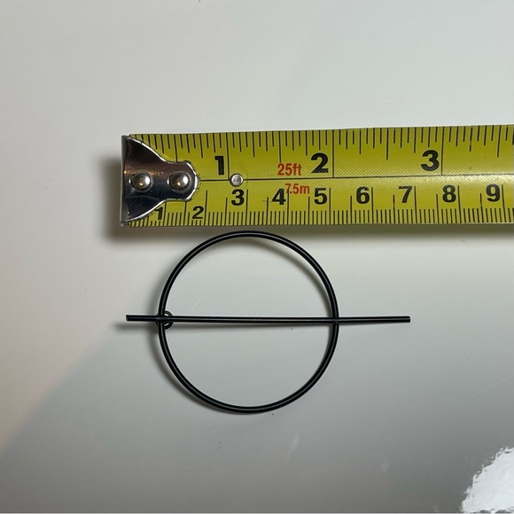 Black metal circle earrings - Picture 5 of 5